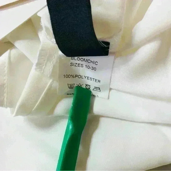 Bloomchic NWT White Rounded Neckline Faux Tab Sleeves with Button Detail Size 12 - Picture 9 of 12